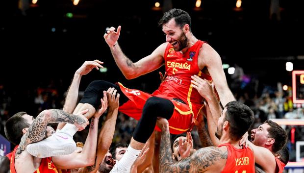 El manteo a Rudy Fernández tras clasificar a la final del Eurobasket