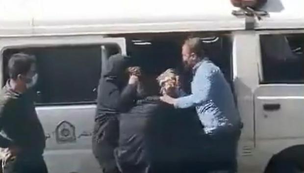 Una mujer ayuda a la «policía de la moral» de Irán a detener a una mujer por no llevar velo islámico