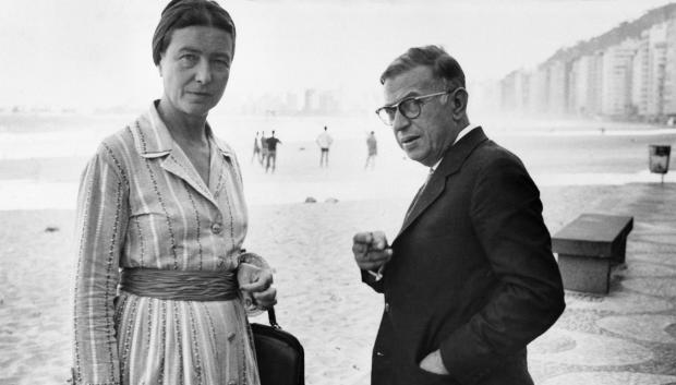 Los escritores y filósofos franceses Simone de Beauvoir y Jean-Paul Sartre dan un paseo por la playa de Copacabana en Río