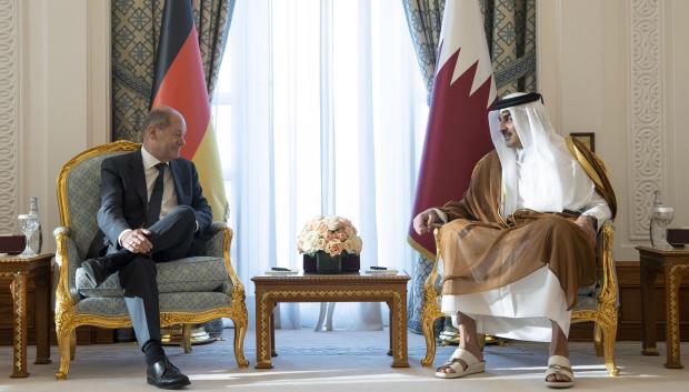 El Emir Tamim bin Hamad Al-Thani (d) junto al Canciller alemán Olaf Scholz (L) en Doha, Qatar