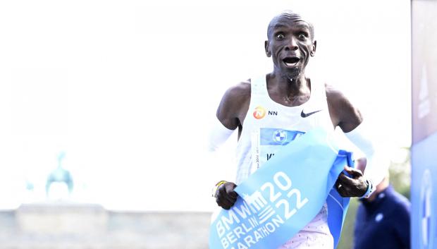 Kipchoge logró este domingo el récord mundial de maratón