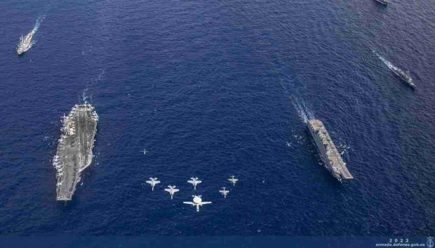 El L-61 Juan Carlos I, el Buque de Asalto Anfibio Castilla y la fragata Navarra, con el 10º Grupo de Combate de la marina de EE.UU. (Carrier Strike Group 10), con el George Bush al frente