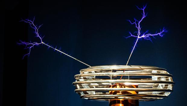 Los experimentos con una de las dos bobinas de Tesla son uno de los grandes atractivos de la exposición