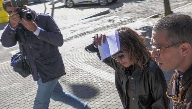 María León sale del juzgado de guardia en Sevilla tras el altercado con la policía local