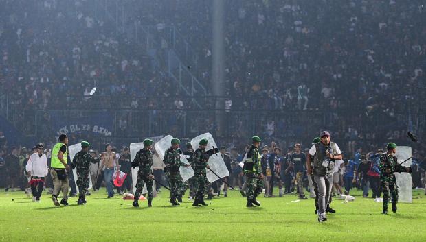Tragedia en el fútbol: al menos 125 personas han muerto en Indonesia