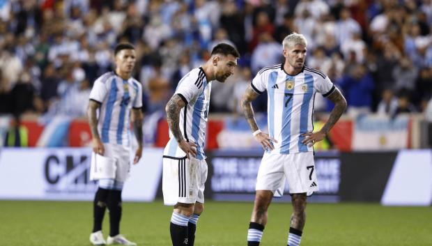 Argentina's Lionel Messi (C), gets ready to take a free-kick flanked by Rodrigo De Paul (R) and Enzo Fernandez during the international friendly football match between Argentina and Jamaica at Red Bull Arena in Harrison, New Jersey, on September 27, 2022. (Photo by Andres Kudacki / AFP)