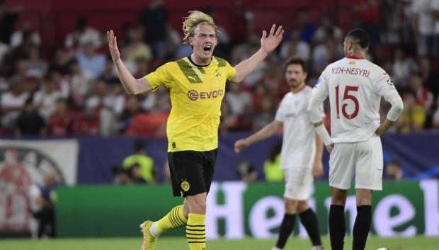 Brandt, jugador del Dortmund, aprovechó la fragilidad de este Sevilla