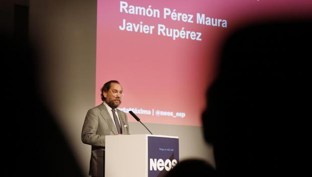 Ramón Pérez Maura y Javier Rupérez intervienen en la conferencia de NEOS