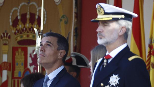 Felipe VI y, de fondo, Pedro Sánchez