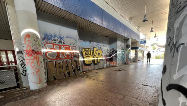 El antiguo centro comercial de la estación de Coslada se ha convertido en un foco de insalubridad