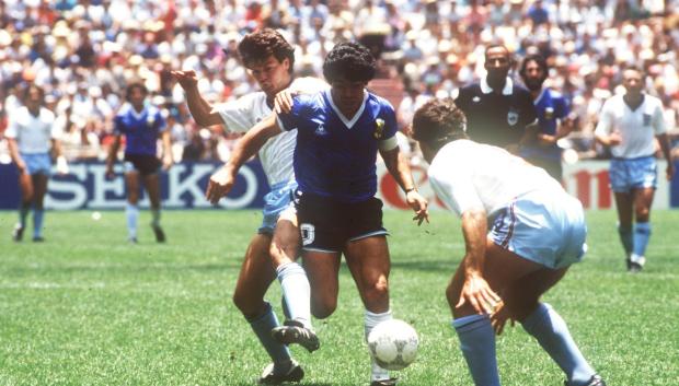 Este balón, a los pies de Maradona en uno de los grandes partidos de la historia del fútbol, se subasta ahora