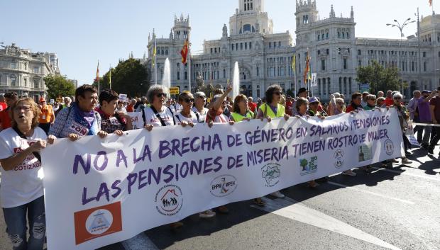 Vista de los participantes en la manifestación por las Pensiones Dignas organizada por los colectivos de pensionistas