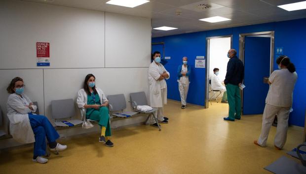 Varios sanitarios esperan para vacunarse en el Hospital Vall d'Hebron de Barcelona.