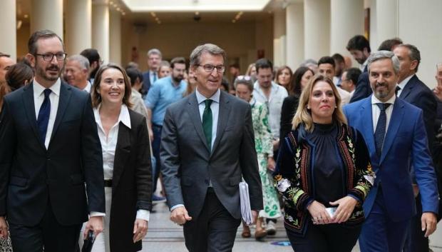 Feijóo entrando en el Senado con su equipo