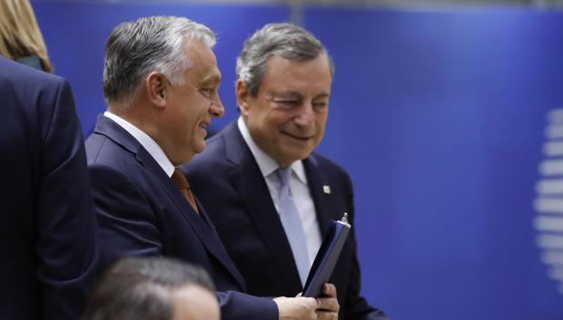 El presidente húngaro, Viktor Orbán, camina junto al primer ministro de Italia en funciones, Mario Draghi, durante la cumbre en Bruselas