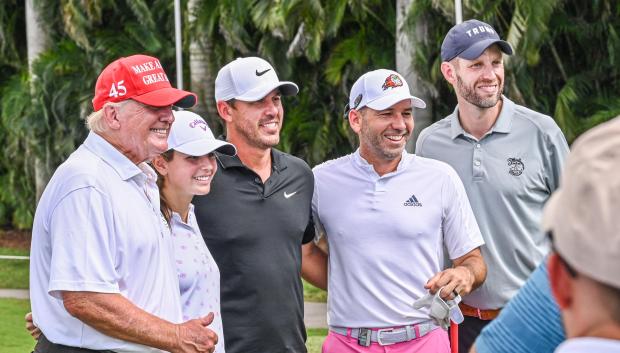 Donald Trump junto al golfista español Sergio Garcia, entre otros, en la celebración del torneo en Miami