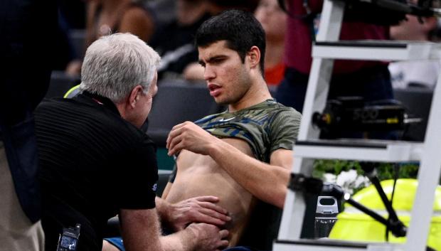 Carlos Alcaraz, atendido en la pista de París, antes de su retirada en el duelo de este viernes