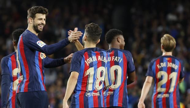 Piqué se saluda con Jordi Alba en su último partido en el Camp Nou