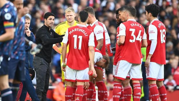 El entrenador del Arsenal Mikel Arteta dando instrucciones a sus jugadores durante un partido de Premier League