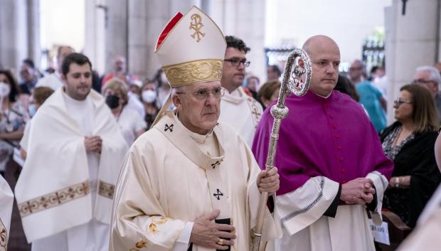 El arzobispo de Madrid, el cardenal Carlos Osoro, durante la solemne Misa, en la Catedral de la Almudena