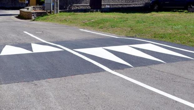 Lomo de asno sobre una carretera nacional