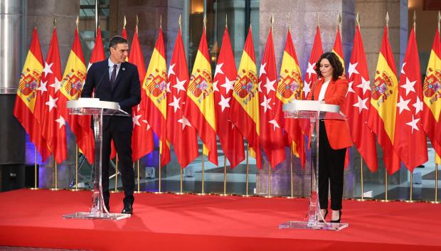 Pedro Sánchez e Isabel Díaz Ayuso durante la "cumbre de las banderas"