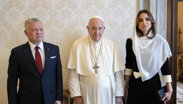 Pope Francis meets king Abdullah II of Jordan and Queen Rania of Jordan in the Vatican on November 10, 2022.