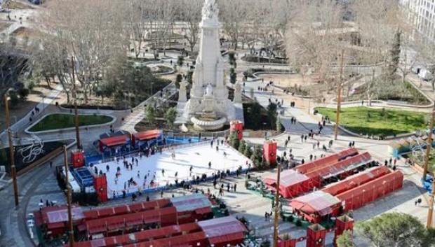 Mercadillo y pista de hielo en Plaza de España
