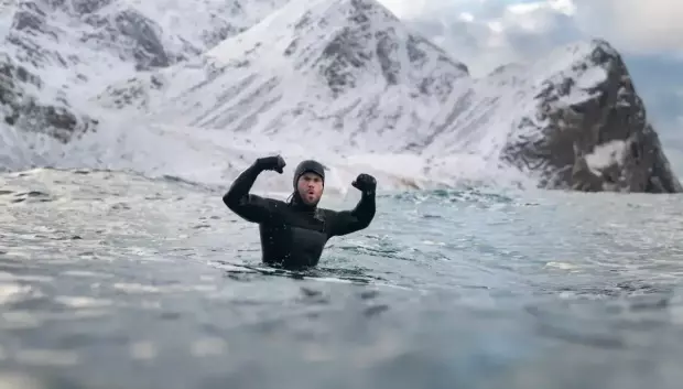 Chris Hemsworth nadando en el mar Ártico durante un episodio de Sin límites, el documental de National Geographic dirigido por Darren Aronofsky