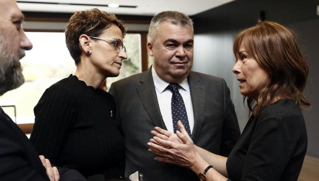 El secretario de Organización del PSOE, Santos Cerdán (c), junto a la presidenta del Gobierno de Navarra, María Chivite (i), y la parlamentaria de Geroa Bai, Uxue Barkos (d).