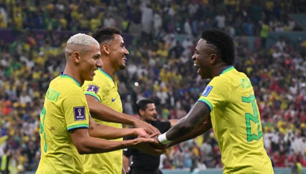 Vinicius, junto a Richarlison, en el primer partido de Brasil en este Mundial