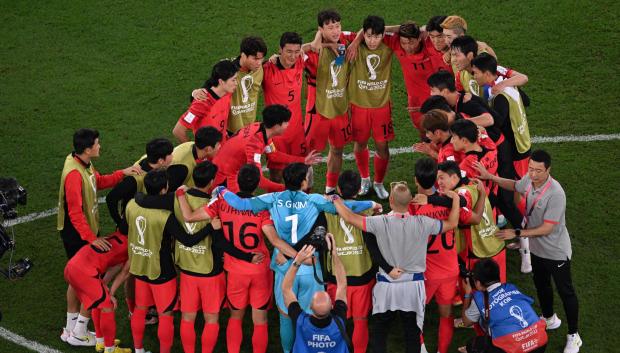 Los jugadores de Corea del Sur esperaron al otro encuentro, el Ghana-Uruguay, para conocer que estaban en octavos