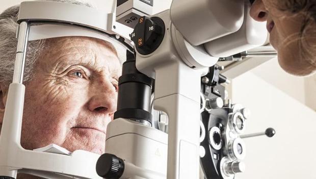 La vista y el oído son pruebas claves en la renovación del carnet a mayores