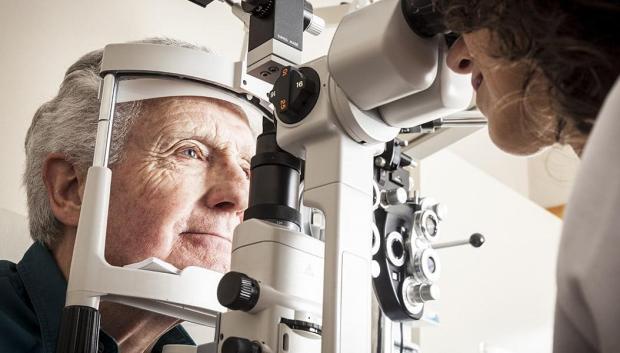 La vista y el oído son pruebas claves en la renovación del carnet a mayores