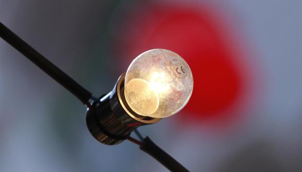 El precio promedio de la luz para los clientes de tarifa regulada vinculados al mercado mayorista subirá el domingo un 31,6%