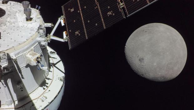 La cápsula Orion se aproxima a la Luna el pasado 21 de noviembre, durante el quinto día de la misión Artemis 1