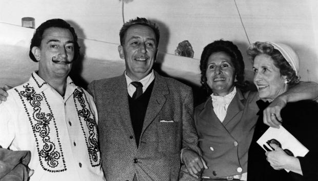 Durante su viaje a Barcelona en 1957, el productor Walt Disney (2i) y su esposa Lilian Bounds visitan al pintor Salvador Dalí y su esposa Gala en su casa de Cadaqués
