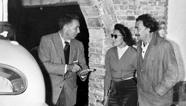 El productor Walt Disney conversa con Dalí y Gala en Cadaqués, en 1957