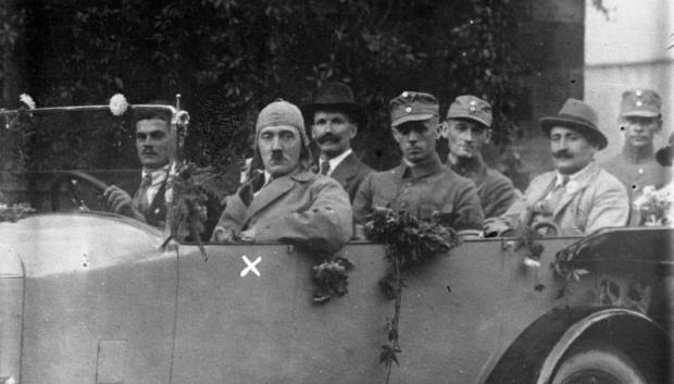 Adolf Hitler en una gira propagandística en 1923