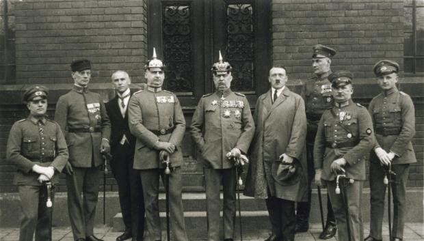 Hitler junto a los demás acusados por el Putsch de Múnich, durante el juicio