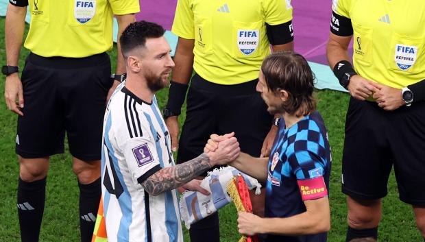 Leo Messi y Luka Modric en el saludo de capitanes