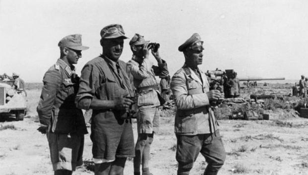 Rommel supervisando el campo de batalla el 18 de junio de 1942, durante la Primera Batalla de El Alamein