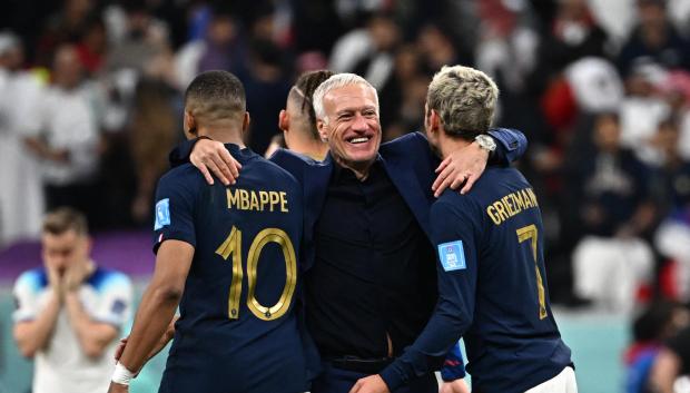 Didier Deschamps abraza a Griezmann y Mbappé