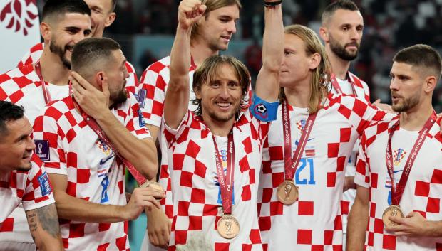 Modric, junto a sus compañeros, celebra la medalla de bronce