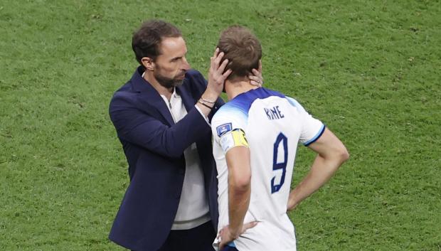 El técnico inglés consuela a Harry Kane durante el Mundial
