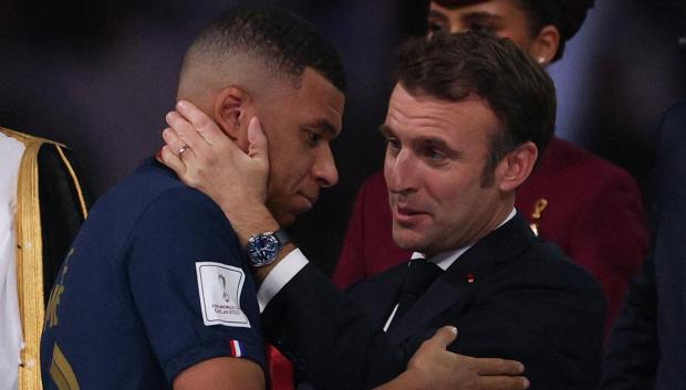 Macron consoló a Mbappé una vez que Francia había perdido la final del Mundial