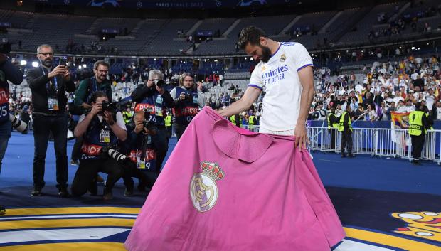 Nacho Fernández con un capote durante la celebración de la victoria del Real Madrid en la Copa de Europa de 2022