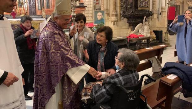 El obispo saluda a Carmen Valls en la Catedral