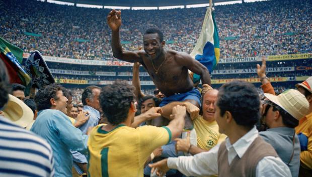 Pelé es levantado sobre los hombros de sus compañeros de equipo después de que Brasil ganó la novena final de la Copa del Mundo contra Italia, 4-1, en el Estadio Azteca de la Ciudad de México, México, el 21 de junio de 1970