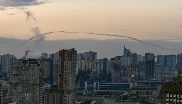 El sistema de defensa aérea ucraniano intercepta un cohete lanzado por las fuerzas rusas en Ucrania